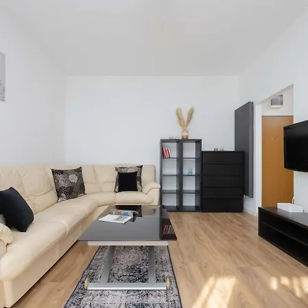 Kwiatkowskiego In Perfect For Remote Work By Renters Apartment